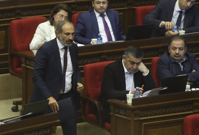 Nikol Pashinian se dirige a la tribuna en el Parlamento armenio