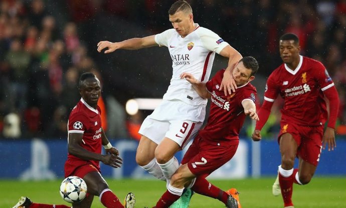 Edin Dzeko ante Mane y Milner en el Liverpool-Roma de la ida