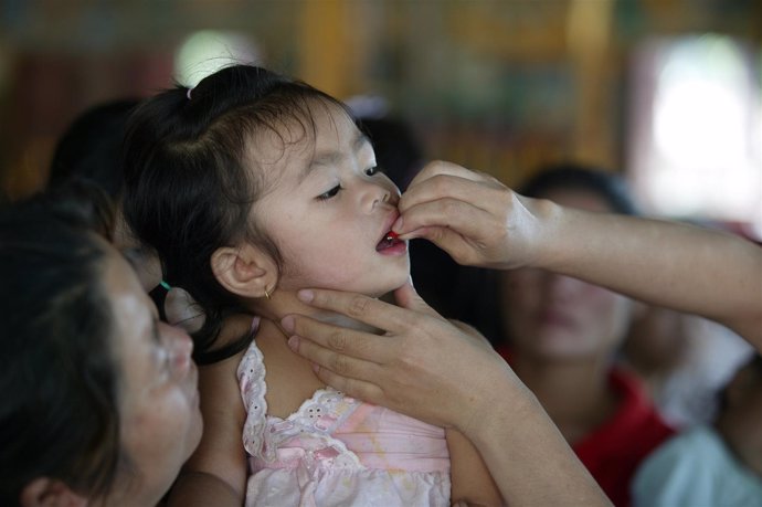 Una niña recibe un suplemento de vitamina A 