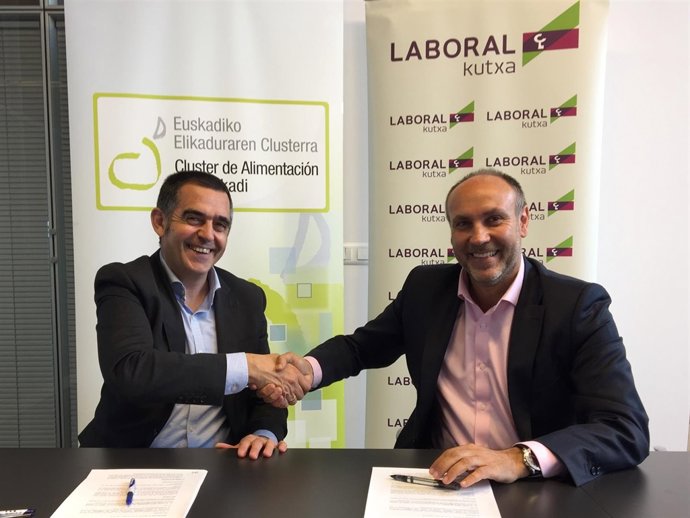 Firma del acuerdo entre el Cluster de Alimentación y Laboral Kutxa