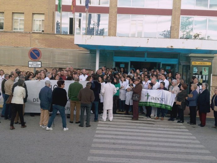 Casi un centenar de sanitarios de concentran en el Hospital de Riotinto.
