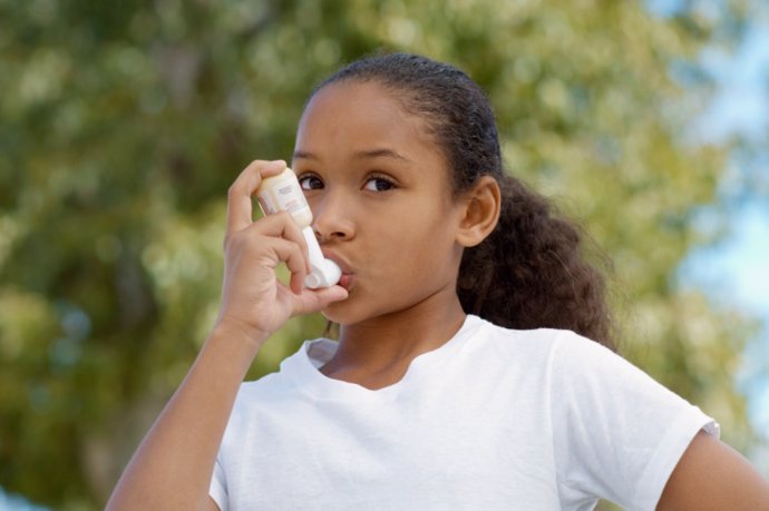 Niña con asma