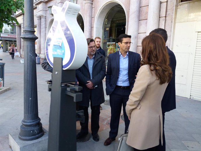 El alcalde, Francisco Cuenca, presenta un cargador de móviles de Emasagra