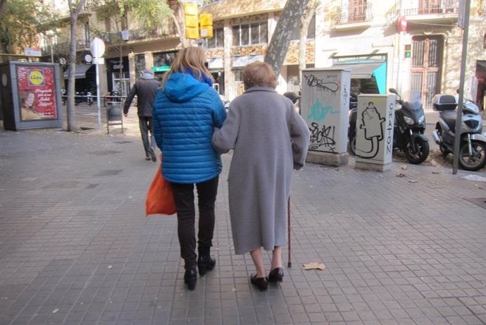 Anciana paseando