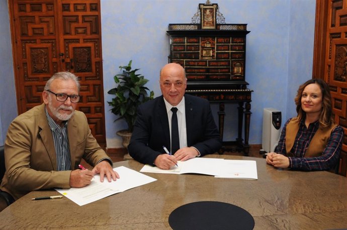 Ruiz (centro), durante la firma con Acansa