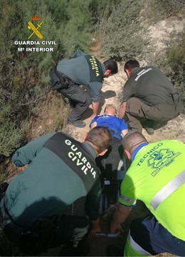 Los agentes de la Guardia Civil, durante el rescate al senderista