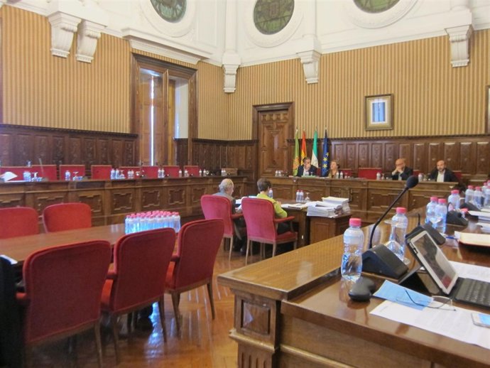 Banca vacía del PP durante el pleno                        