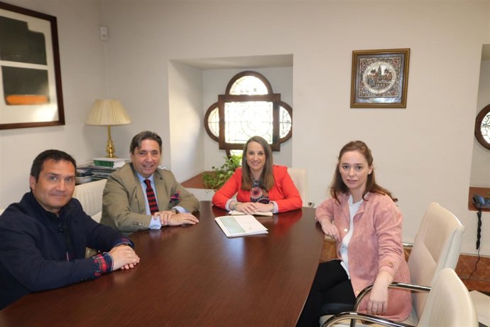 Ruiz (centro), durante el encuentro mantenido