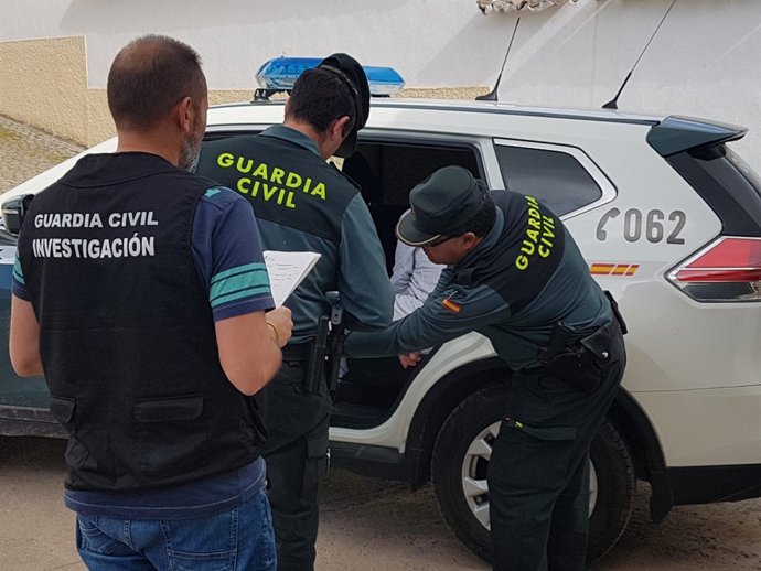 Agentes de la Guardia Civil detienen al hombre acusado de vender cocaína.