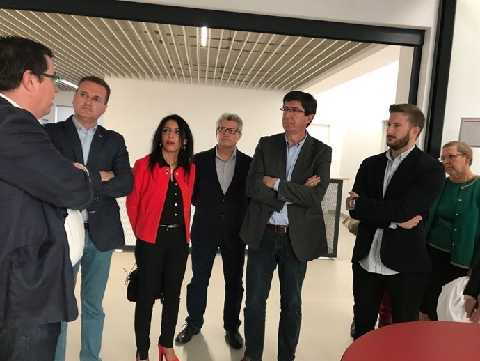 Marín, en su visita a la alhóndiga La Unión en El Ejido