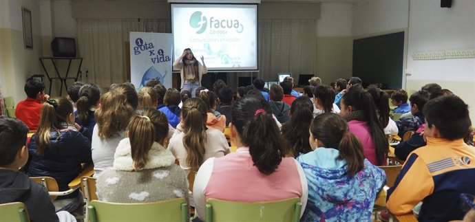 Un grupo de escolares en el taller de Cabra