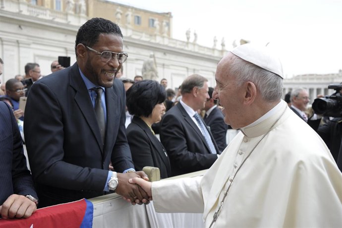 El atleta cubano Javier Sotomayor y el Papa Francisco