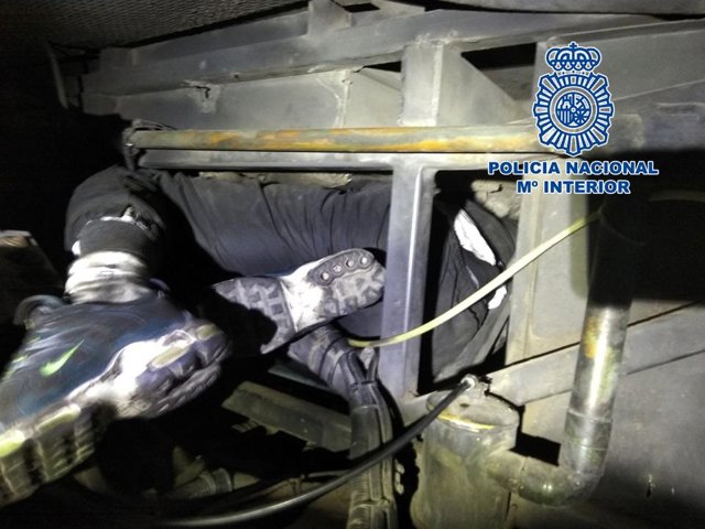 Inmigrante localizado en el hueco del motor de un autobús
