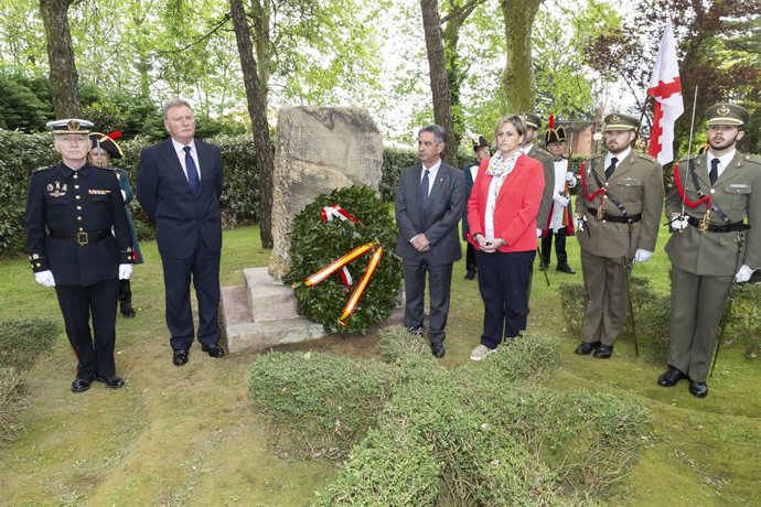 Ofrenda floral en el homenaje a Pedro Velarde 