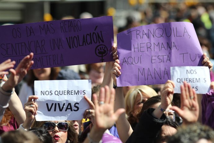 Protestas durante el acto de entrega de las medallas de la Comunidad de Madrid