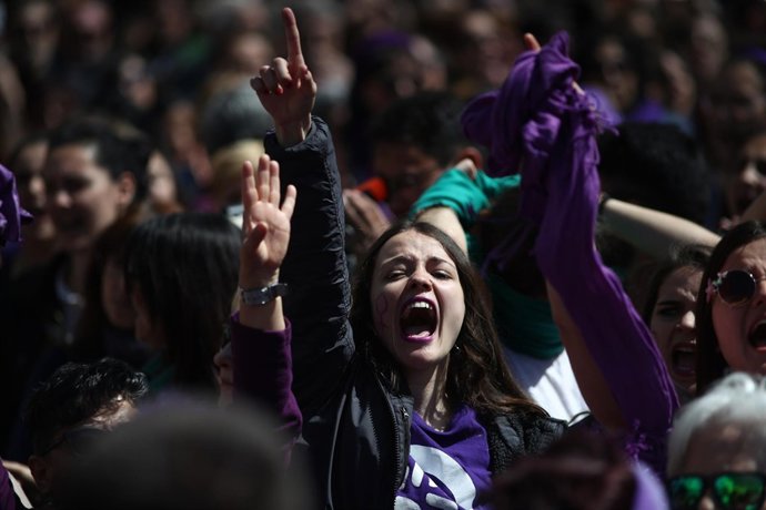 Protestas durante el acto de entrega de las medallas de la Comunidad de Madrid