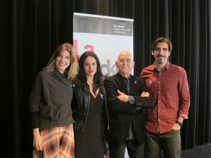 José Sanchis Sinisterra al costat de l'equip del muntatge