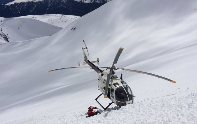 El helicóptero de la Guardia Civil ha asistido a los montañeros. 