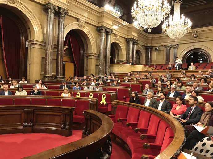 Pleno del Parlament de Catalunya con la bancada del Govern vacía