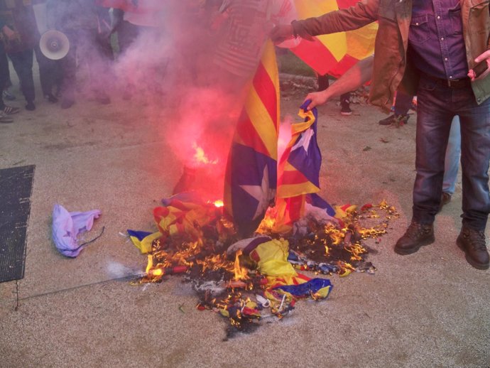 Quema de 'estelades' por la extrema derecha en Barcelona el 12 de Octubre