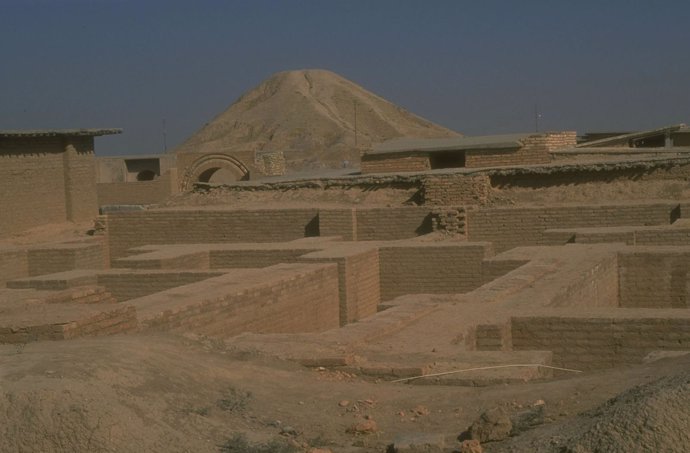 Ruinas de un zigurat perteneciente a la cultura asiria, cerca de Nimrud