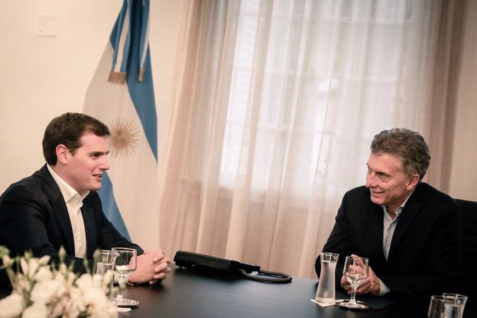 EL presidente de Ciudadanos, Albert Rivera, junto con el presidente argentino  