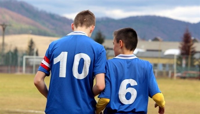 Dos jóvenes futbolistas