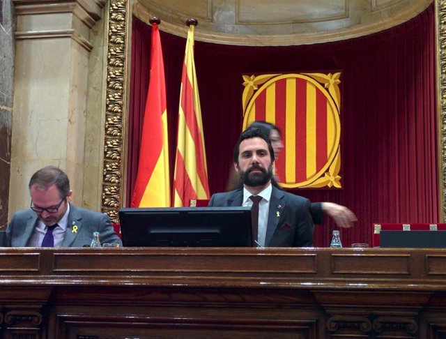 Roger Torrent preside el pleno del Parlament