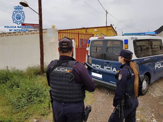 Policía Nacional frente a un cortijo de El Ejido (Almería)