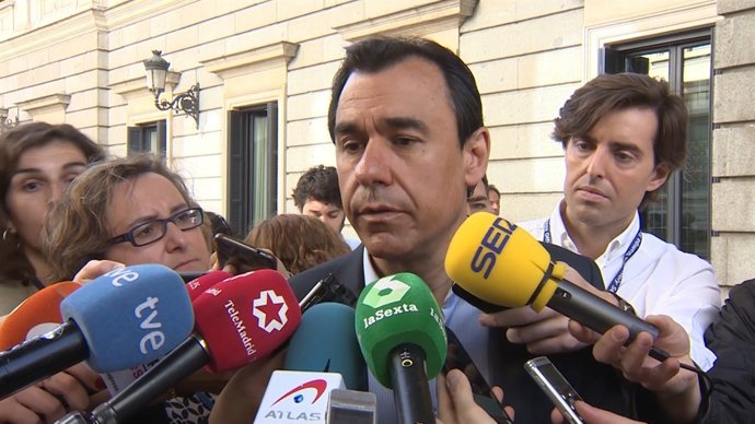 Maillo compareix davant els mitjans a l'entrada del Ple