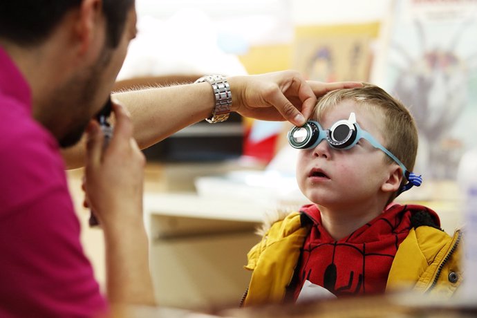 Un niño en una revisión oftalmológica