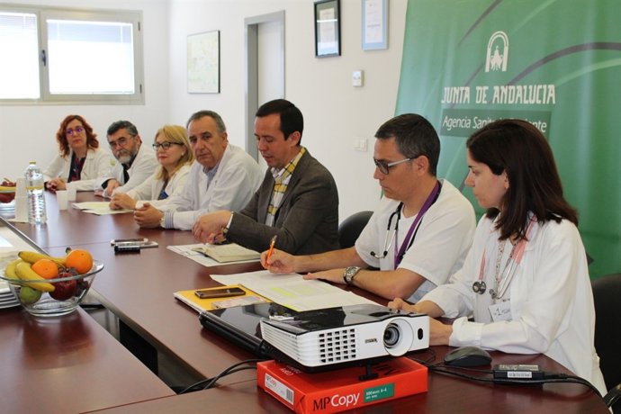 Martín en la reunión con profesionales del Hospital de Poniente