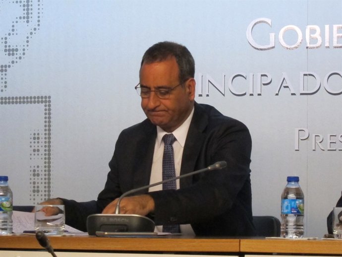 El consejero de infraestructuras, Fernando Lastra