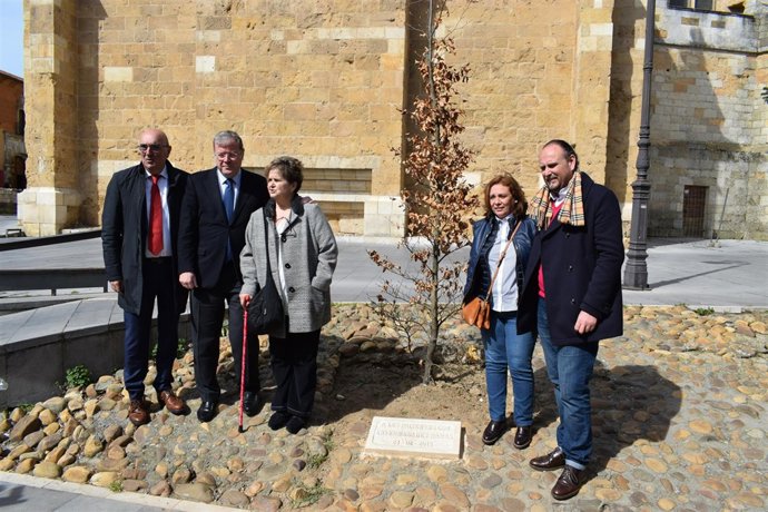 Placa en Puerta Obispo en reconocimiento a personas con discapacidad 3-5-2018