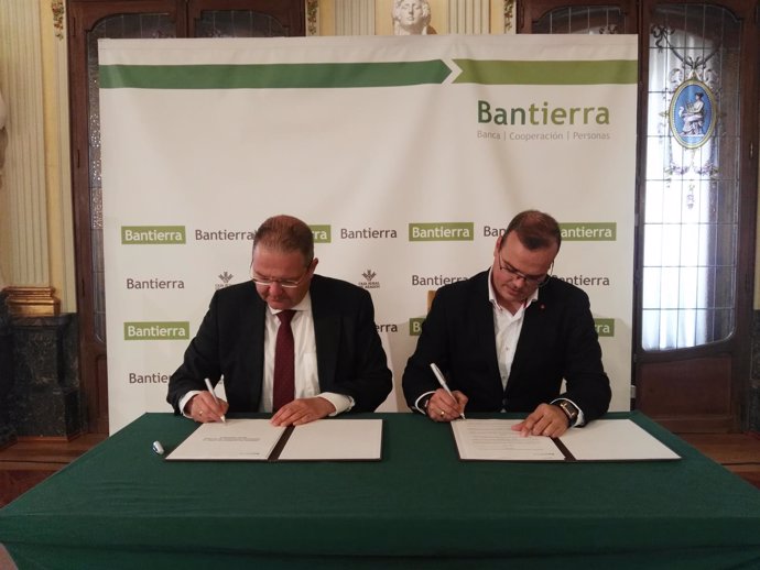 Firma del convenio entre Bantierra y empresarios de las Cinco Villas