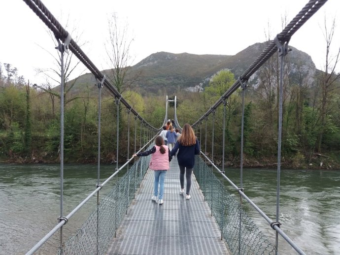 Excursion, excursionistas, rutas, turismo rural, puente colgante