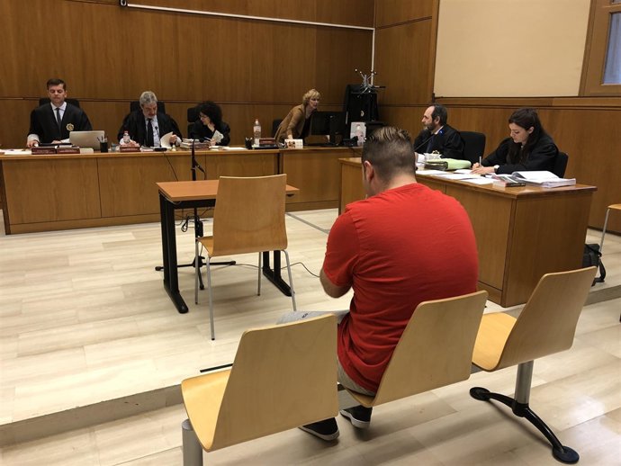 Juicio a un entrenador de fútbol por presuntamente violar a menores