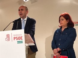 Francisco Conejo y Elvira Ramón, en la sede provincial del PSOE