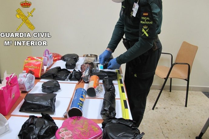 Botes donde iba oculta la cocaína                            