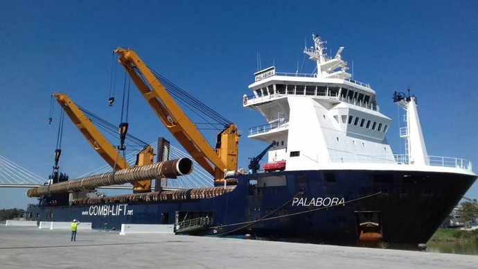 Cuatro torres eólicas salen del Puerto de Sevilla