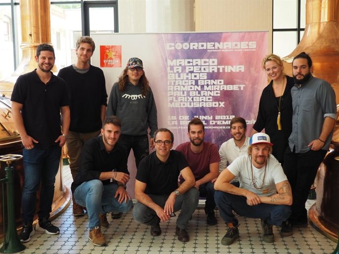 Artistes i organitzadors del Festival Coordenades, amb Macaco