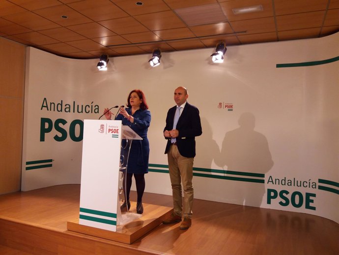 Elvira Ramón y Francisco Conejo, en rueda de prensa en el PSOE