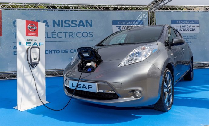 Nissan Leaf cargando