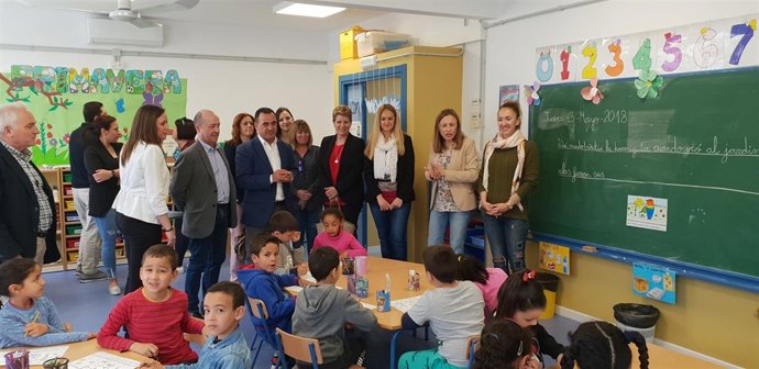 Fernández visita una de las aulas del CEIP San Pedro Apostol
