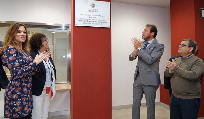 El alcalde descubre la placa del Centro de Mayores de San Juan. 3-5-2018