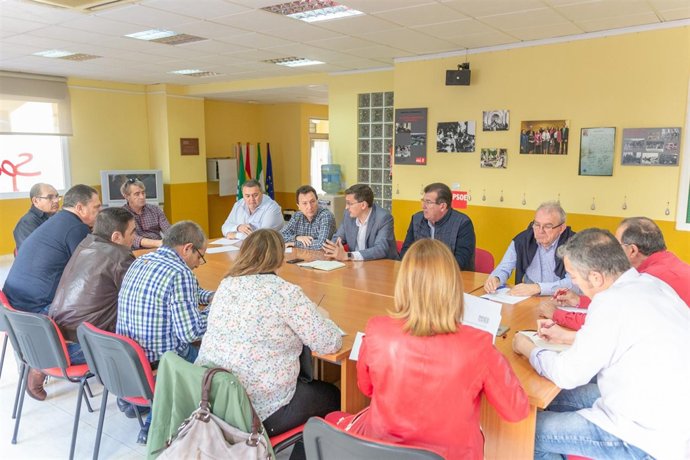 Los dirigentes socialistas en su reunión con la Mesa del Agua en El Ejido