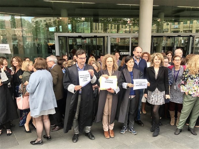 La magistrada decana de Barcelona, Mercè Caso (centro)