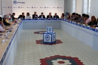 Moreno alerta de la "huida" de profesionales sanitarios por la brecha salarial en Andalucía y reclama la equiparación