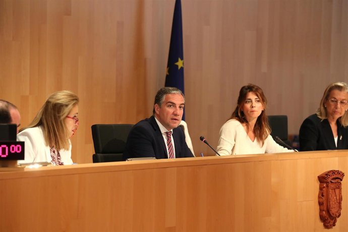 Pleno de la Diputación Elías Bendodo Ana Carmen Mata Caracuel abril 18