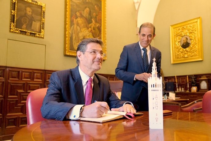 El ministro de Justicia visita la US junto al rector, Miguel Ángel Castro